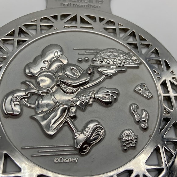 Walt Disney World Mickey Mouse Wine & Dine Half Marathon 2016 Silver Tone Medal - Picture 3 of 11
